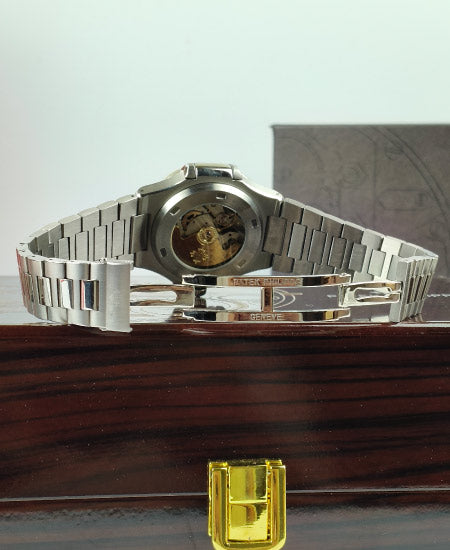 PP Watch 5740/1G Nautilus Black Dail