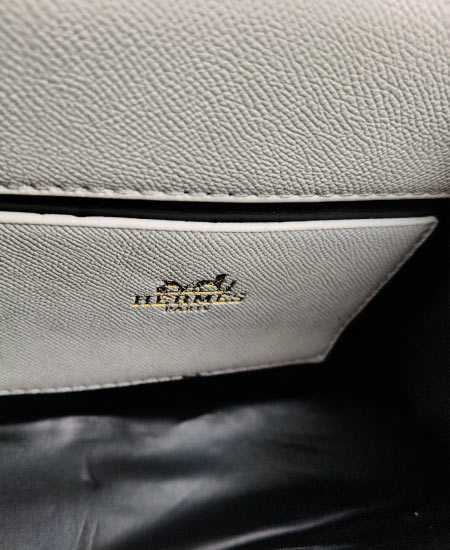 Hermes Handbags White and Red - Image 5